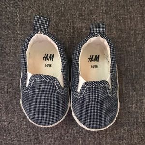 H&M baby crib shoes
